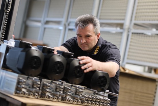Gotefeld Mitarbeiter inspiziert Mehrspindelbohrgetriebe