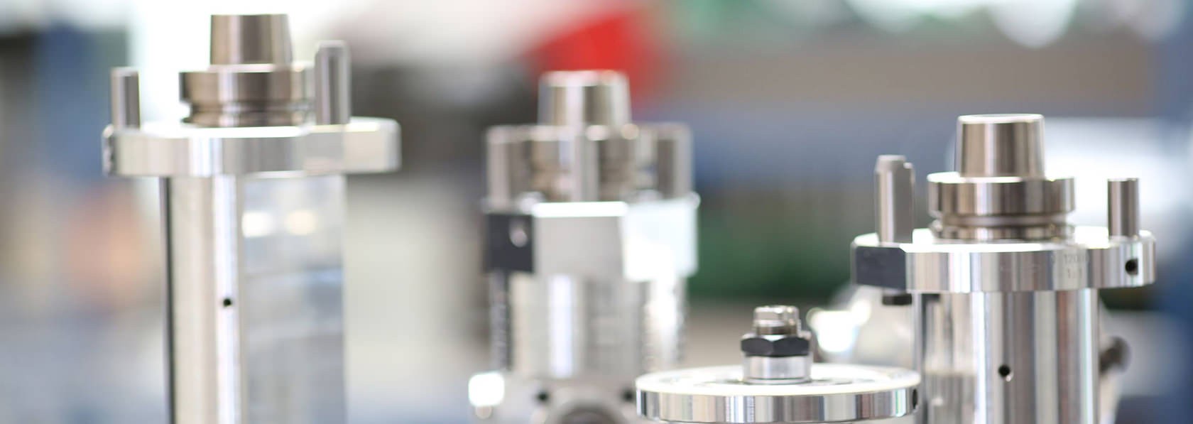 Innovative Bohr-, Fräs- und Winkelaggregate für die Holz- und Möbelindustrie